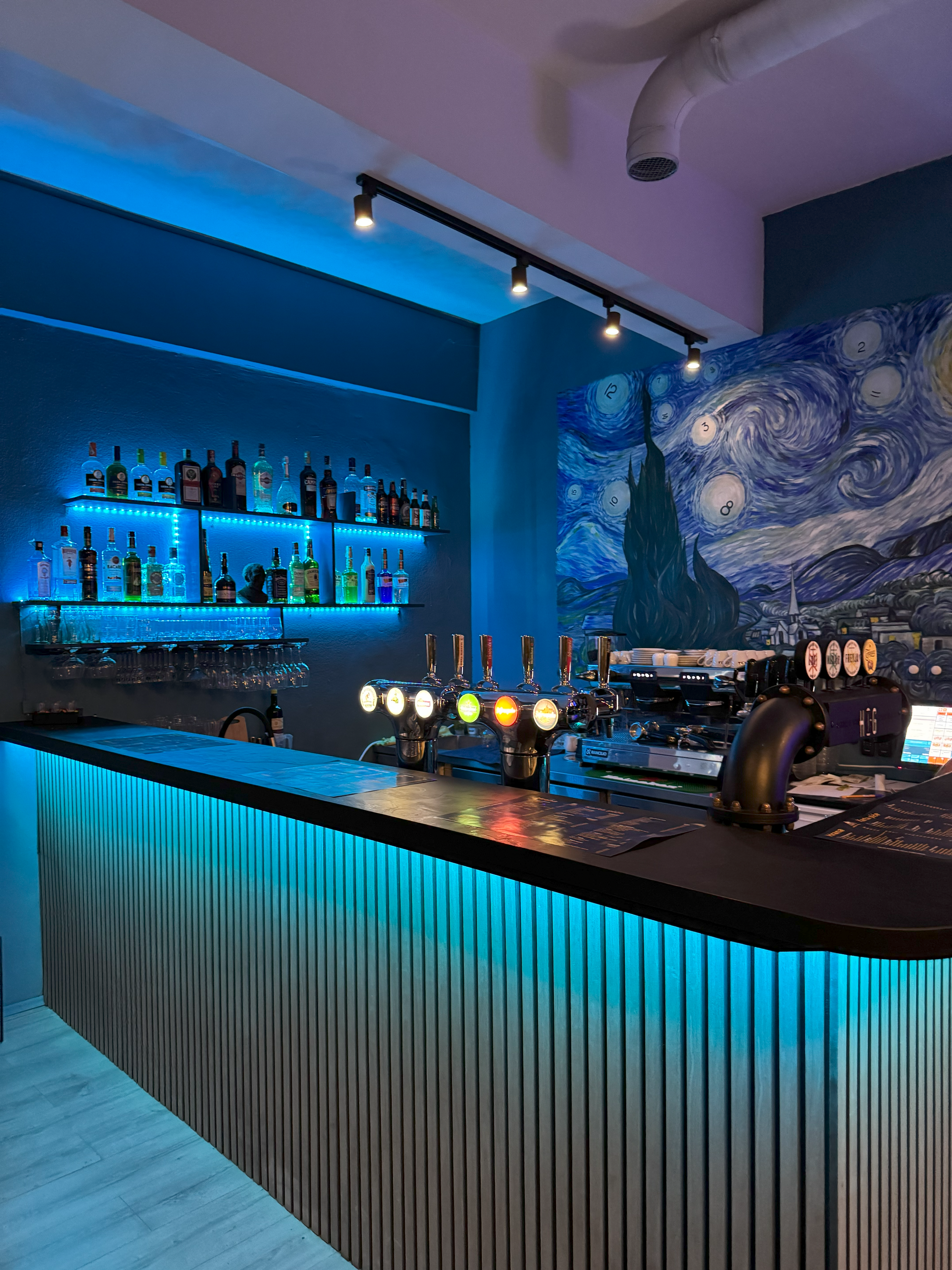 Интерьер с росписью Ван Гога